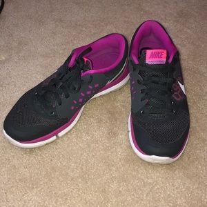 Women’s Nike Sneakers 👟